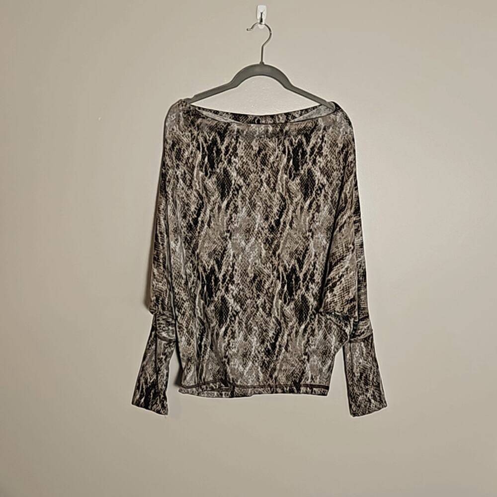 NWT Elan Snake Printed Dolman Top Sz Medium in Taupe - Picture 6 of 9